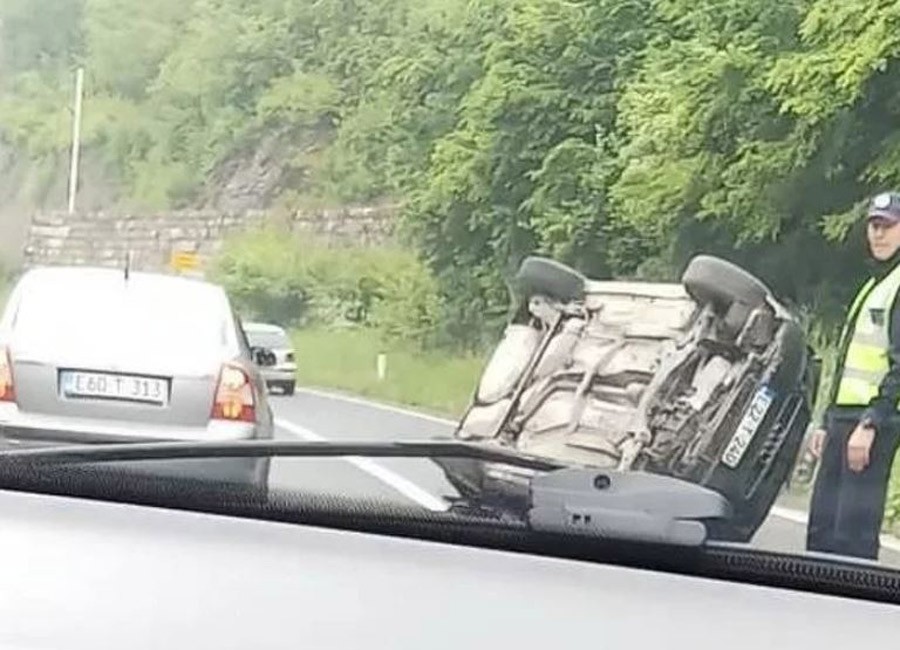NESREĆA KOD SARAJEVA Prevrnuo se automobil, saobraćaj otežan