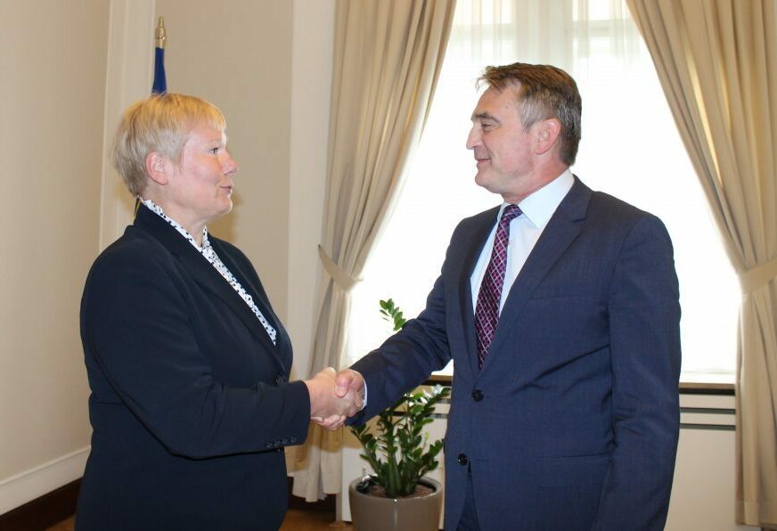 Komšić se izvinio njemačkoj ambasadorki zbog Dodikovog "NEPRIMJERENOG I NEDŽENTLMENSKOG tona"