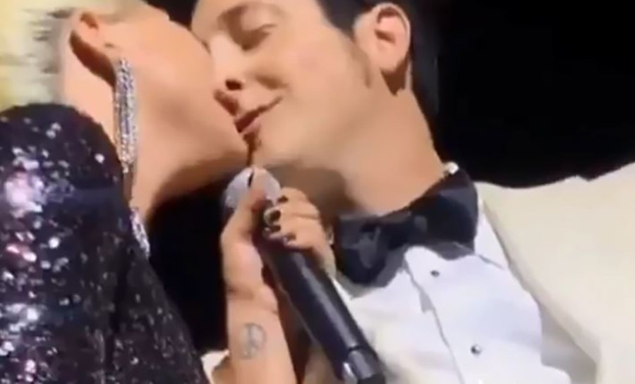 PJEVAČICA NE PRESTAJE DA ŠOKIRA Poljubila oženjenog muzičara pred svima (VIDEO)
