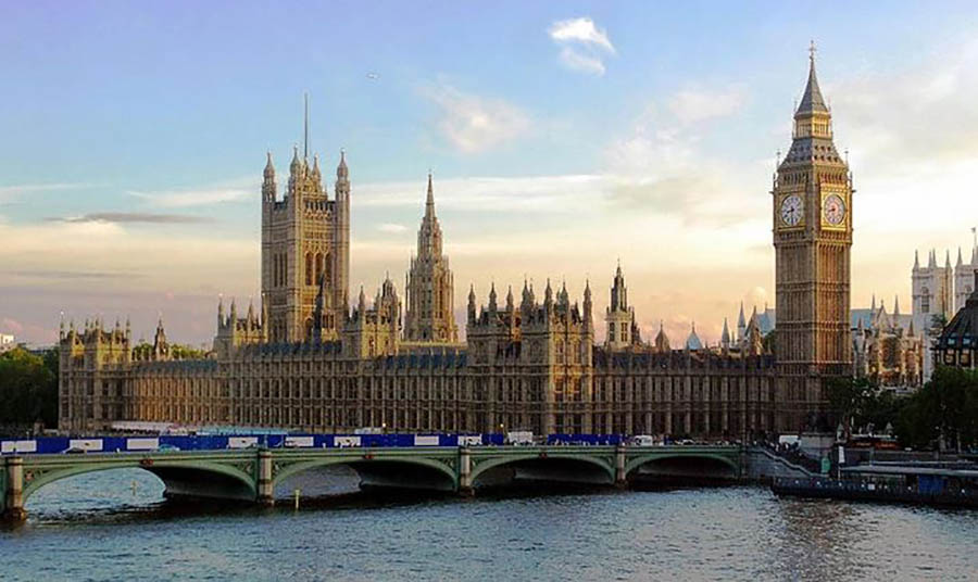LONDON NE GUBI FINANSIJSKI TRON Bankari će ostati u Britaniji i pored smanjenja plata