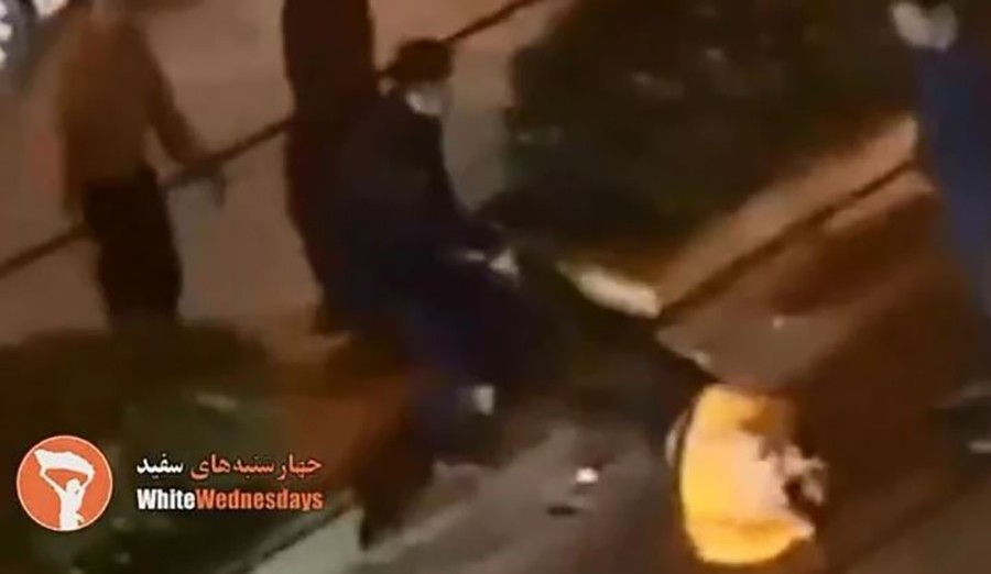 UŽASAVAJUĆE Ženu tukli i vukli po ulici samo zato što je plesala i nije nosila hidžab (VIDEO)