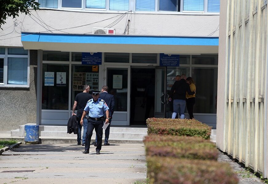 NAPRAVILI HAOS Pijani Banjalučani upali u policijsku stanicu, tokom hapšenja povrijeđen policajac