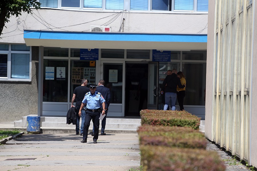 NAPRAVILI HAOS Pijani Banjalučani upali u policijsku stanicu, tokom hapšenja povrijeđen policajac
