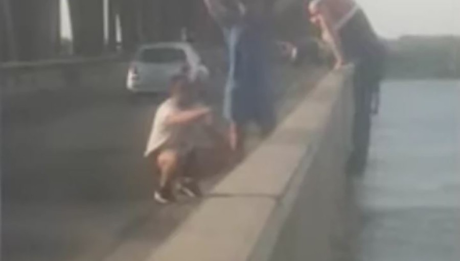 POKUŠAJ SAMOUBISTVA Policija brzom intervencijom spriječila muškarca da SKOČI S MOSTA (VIDEO)
