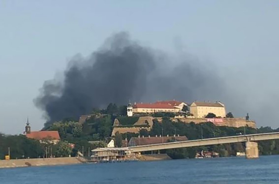 BUKTINJA NA PETROVARADINSKOJ TVRĐAVI Gust dim okovao Novi Sad, vatrogasci na terenu (VIDEO)
