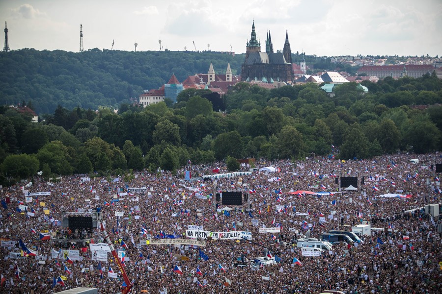 DEMONSTRACIJE U PRAGU Hiljade Čeha traži ostavku premijera (VIDEO)