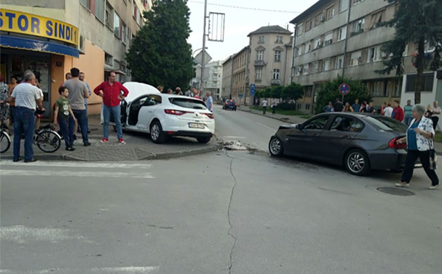 Banjaluka: Sudar dva automobila u centru grada, IMA POVRIJEĐENIH