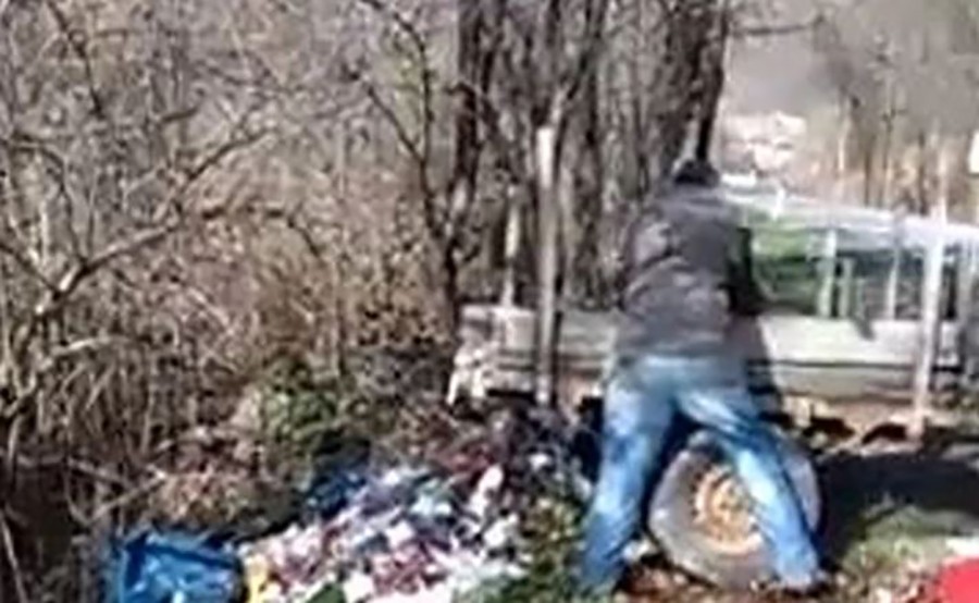 SKANDALOZAN PRIZOR Muškarac baca smeće u rijeku i NE OBAZIRE SE NI NA KOGA (VIDEO)