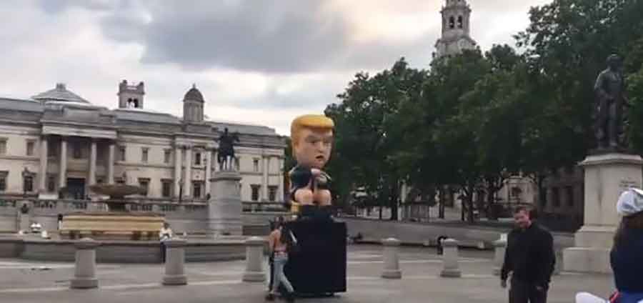 PONOVO PREDMET SPRDNJE Statua Donalda Trampa na ZLATNOJ WC ŠOLJI u centru Londona (VIDEO)