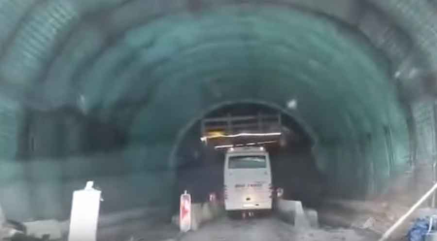VOZAČ "GOLFA" TEŽE POVRIJEĐEN Direktan sudar kamiona i auta kod tunela Vranduk