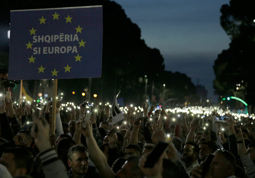 ALBANCI TRAŽE OSTAVKU RAME Protesti opozicije uprkos pozivima Zapada na dijalog