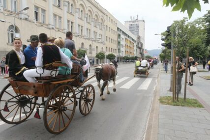 Defile kočija i konjanika kroz grad: Dva sata obustave saobraćaja kroz centar