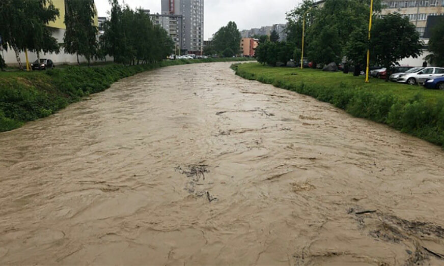 TUZLACI U PRIPRAVNOSTI Obilne padavine podigle nivo rijeke Jale, Civilna zaštita izdala upozorenje