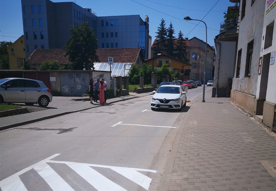MJERA ZA USPORAVANJE VOZAČA U Srpskoj ulici premjestili pola parkinga na drugu stranu saobraćajnice