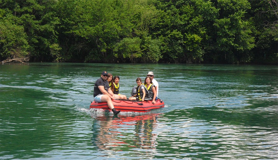 DRUŽENJE UZ UNU Opština Novi Grad za djecu sa Kosova organizovala vožnju čamcem i roštilj