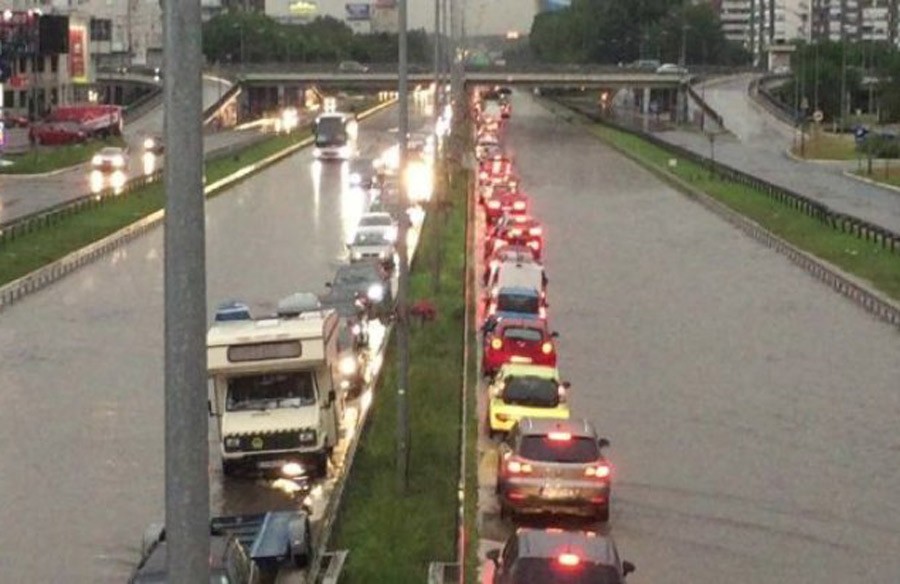 VODA PARALISALA SAOBRAĆAJ Zbog nevremena poplavljen auto-put Beograd-Zagreb