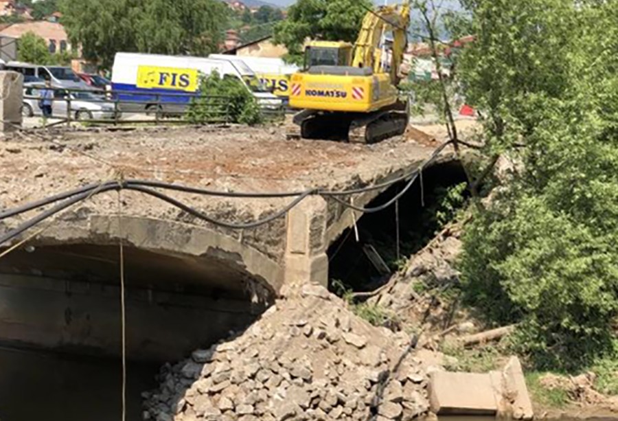 JEDNO PRAVI DRUGO KVARI Bager beton sa urušenog mosta istresa u rijeku (VIDEO)