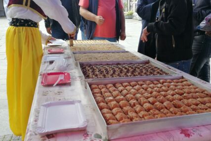UŽIVALI U BAJRAMSKIM POSLASTICAMA Humanitarna akcija oduševila Dubičane i poslala lijepu poruku (FOTO)
