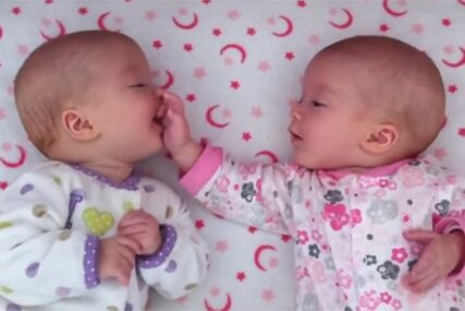 NAJSLAĐA STVAR KOJU ĆETE POGLEDATI Mama je stavila sestre blizanke u krevetić, a one su oduševile (VIDEO)