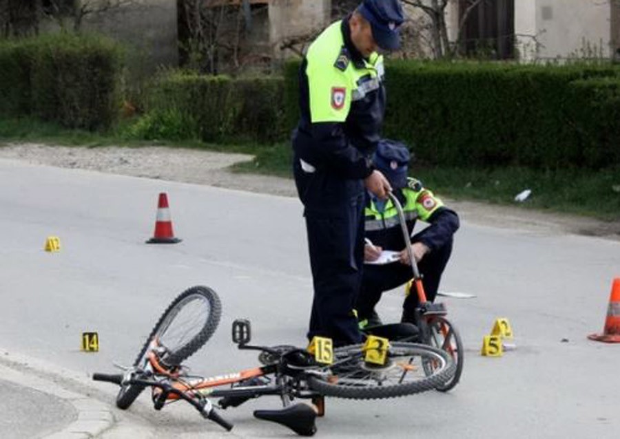 TRAGEDIJA NA ULICI Muškarac pao sa bicikla i na mjestu ostao MRTAV, ljekari bili BESPOMOĆNI