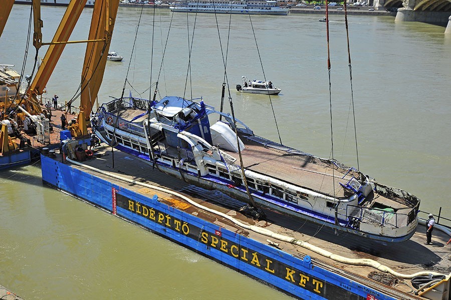 NESREĆA NA DUNAVU Napokon izvučen turistički brod iz rijeke, a iz njega još četiri tijela