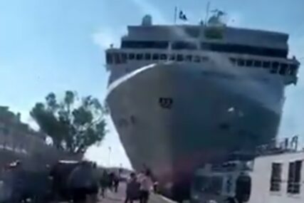 OPŠTA PANIKA Luksuzni kruzer udario u manji brod u Veneciji, a onda se ZALETIO U DOK (VIDEO)
