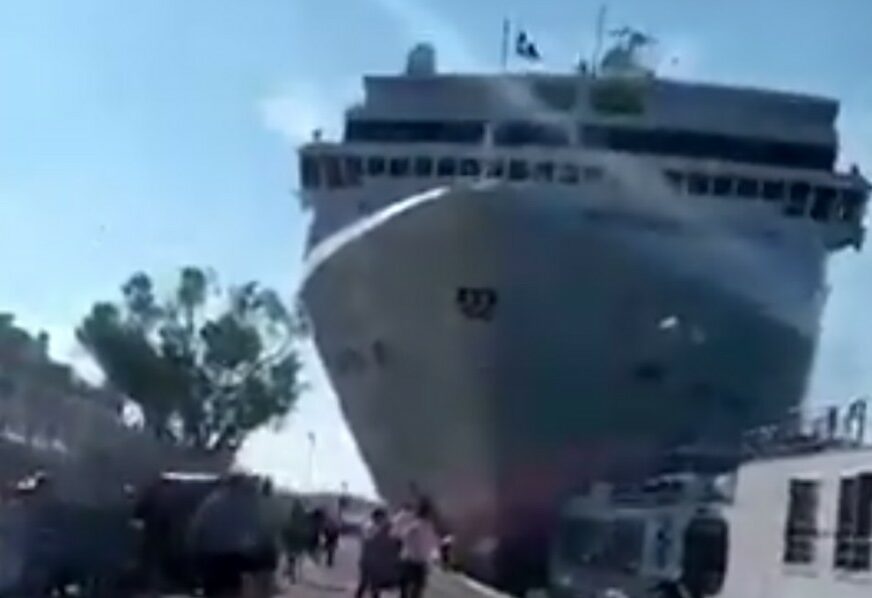 OPŠTA PANIKA Luksuzni kruzer udario u manji brod u Veneciji, a onda se ZALETIO U DOK (VIDEO)