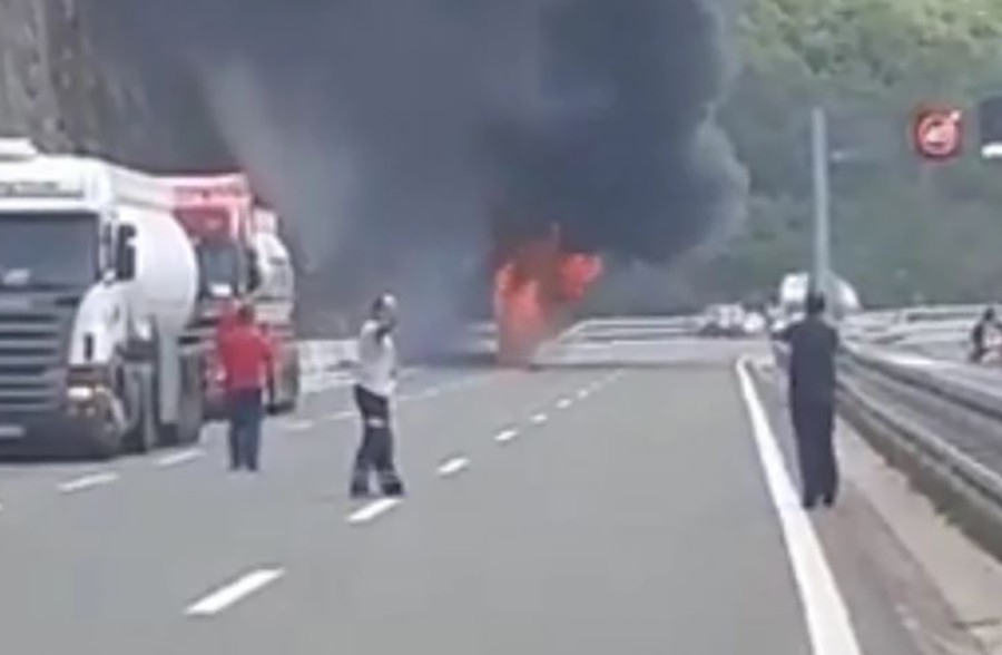 VOZILO POTPUNO IZGORJELO Zapalio se ŠKOLSKI AUTOBUS na autoputu kod Rijeke (VIDEO)