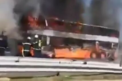 PAKAO NA GRANICI Zapalio se novosadski autobus pun putnika (VIDEO)
