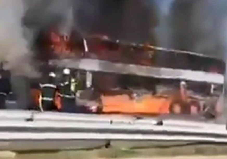 PAKAO NA GRANICI Zapalio se novosadski autobus pun putnika (VIDEO)