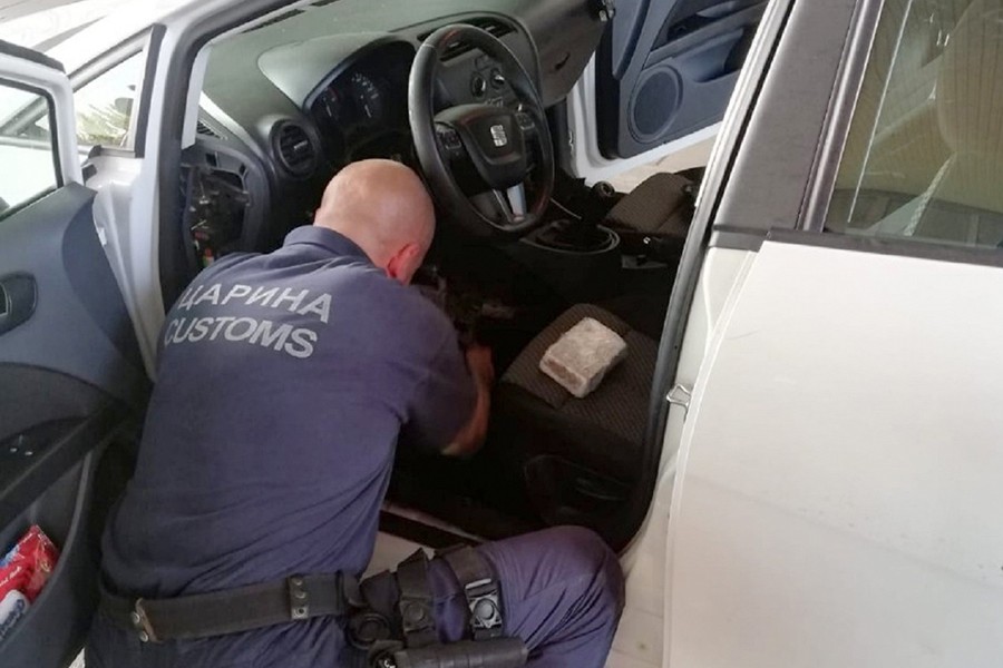 Uhapšen muškarac: U automobilu pronađeno 13 KILOGRAMA HEROINA