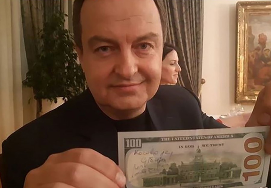 NOVI IZAZOV "KOSOVO JE SRBIJA" ZAPALIO MREŽE Sve je eskaliralo kada je Dačić uzeo novčanicu od 100 DOLARA