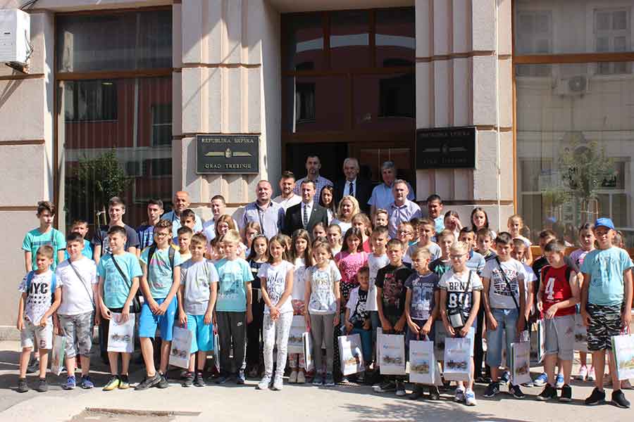 „TREBINJE NAM OTVORILO SVA VRATA“ Gradonačelnik ugostio djecu s Kosmeta, mališani ODUŠEVLJENI