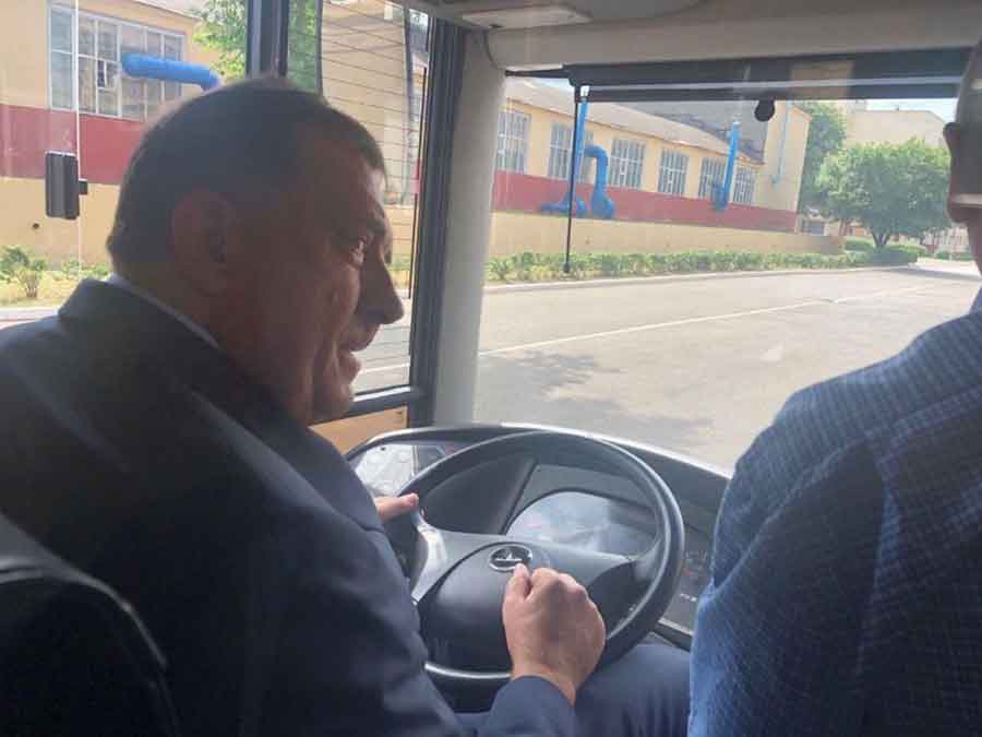 RAZGLEDAO I KAMIONE Dodiku u Bjelorusiji ISPUNILI ŽELJU, okušao se kao VOZAČ AUTOBUSA (FOTO)