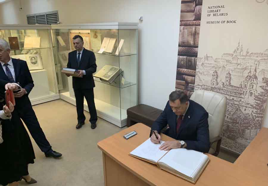 “VELIČANSTVENO ZDANJE” Dodik posjetio Nacionalnu biblioteku u Minsku, donio i VRIJEDAN POKLON