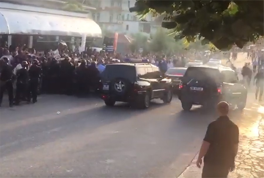 HAOS U ALBANIJI Bijesni demonstranti BACALI KAMENICE na kolonu automobila Edija Rame (VIDEO)