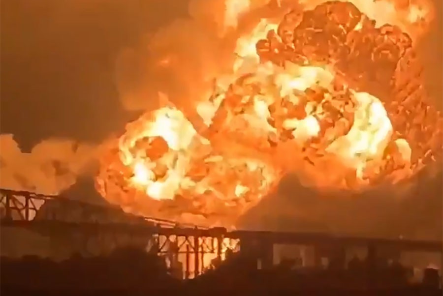 EKSPLOZIJA U RAFINERIJI Vatra i dim se vide iz daljine, od udara tresle se zgrade (VIDEO, FOTO)