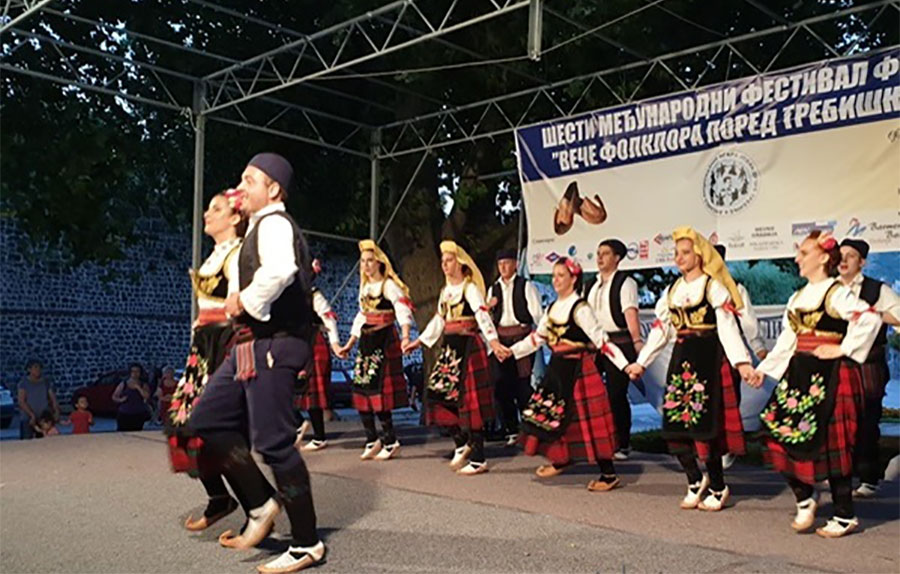 Igra i pjesma pod trebinjskom platanima: Oko 900 folkloraša stiglo na jug Srpske