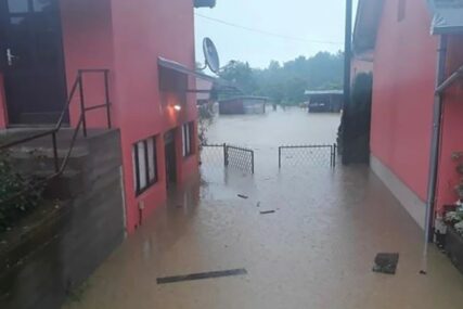 LJUDI ZAROBLJENI U KUĆAMA Poplave prave probleme u Srbiji, voda do krova automobila