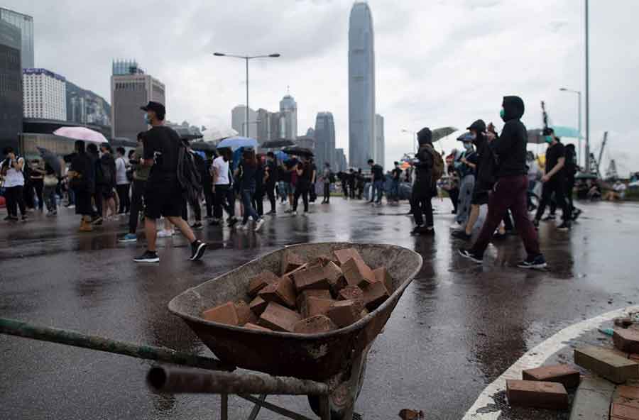 HAOS U HONG KONGU Policija ispaljuje gumene metke i suzavce, demonstranti uzvraćaju CIGLAMA