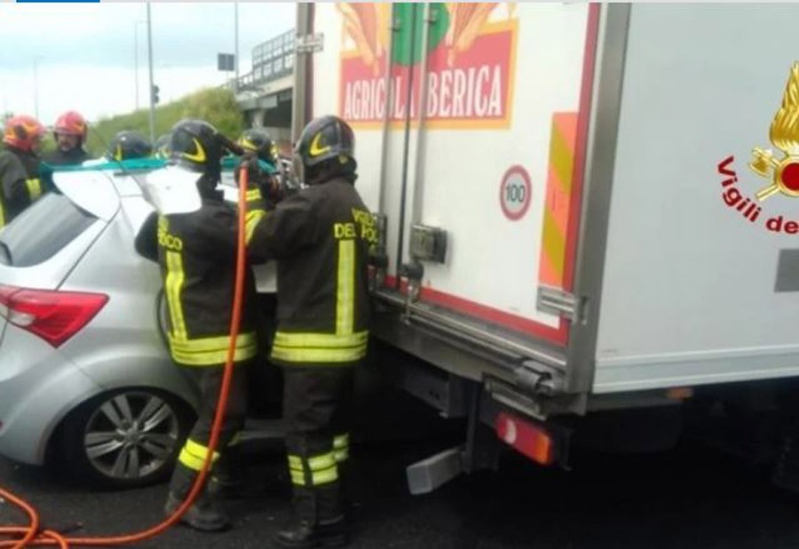 STRAVA NA ITALIJANSKOM AUTOPUTU Državljanka BiH zabila se u kamion i poginula (FOTO)
