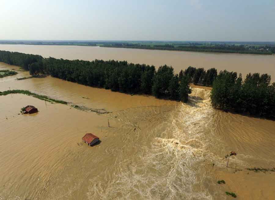 ZA TREN NESTAJU ČITAVI PUTEVI Poplave u Kini odnose LJUDSKE ŽIVOTE i ostavljaju HAOS (VIDEO)