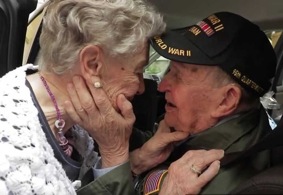 “UVIJEK SAM TE VOLIO” Zaljubili su se tokom rata i PONOVO SRELI nakon 75 godina (VIDEO)