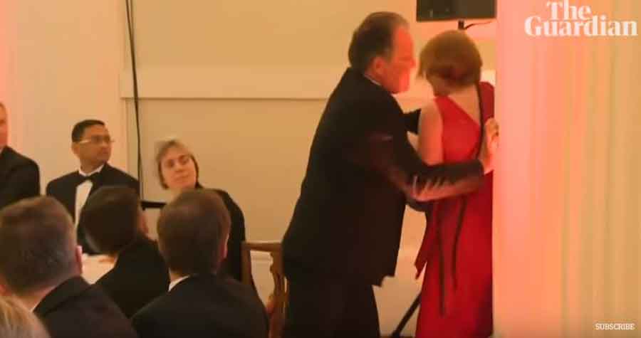 BRUKA U LONDONU Paralmentarac uhvatio demonstrantkinju ZA VRAT i izbacio je napolje (VIDEO)