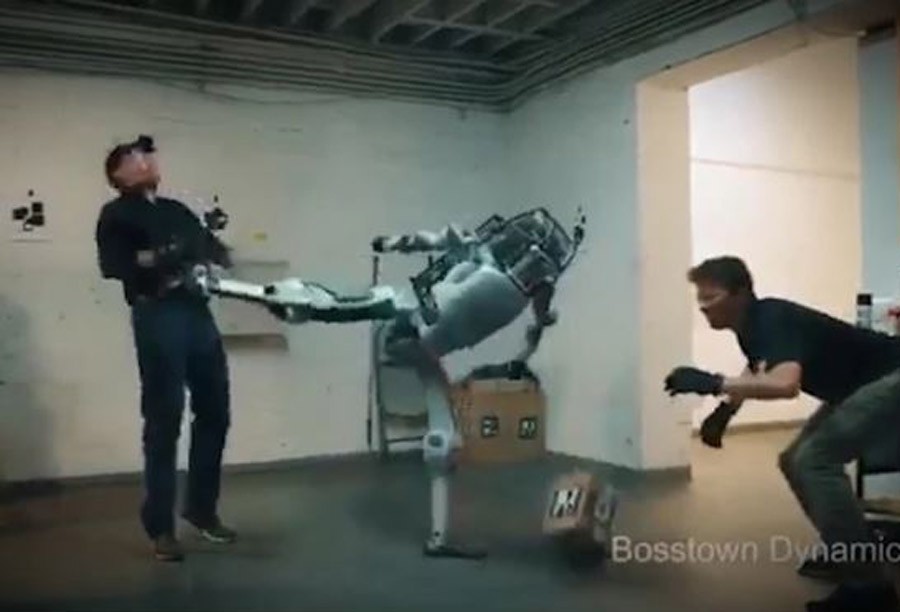 I MAŠINA IZGUBILA ŽIVCE Zadirkivali su robota, a onda je on POKAZAO ZUBE (VIDEO)