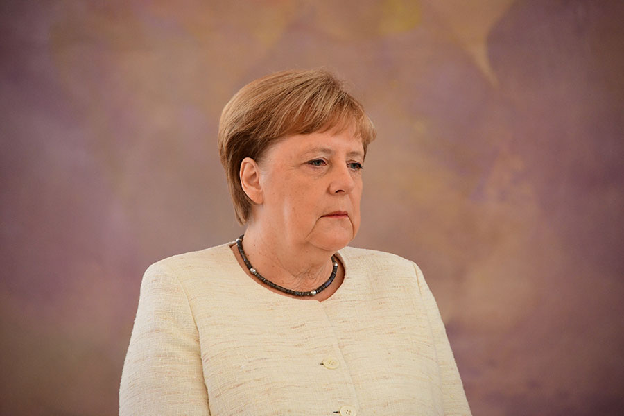 TVRDI DA NEMA RAZLOGA ZA BRIGU Merkelova ponovo sjedila tokom intoniranja himni
