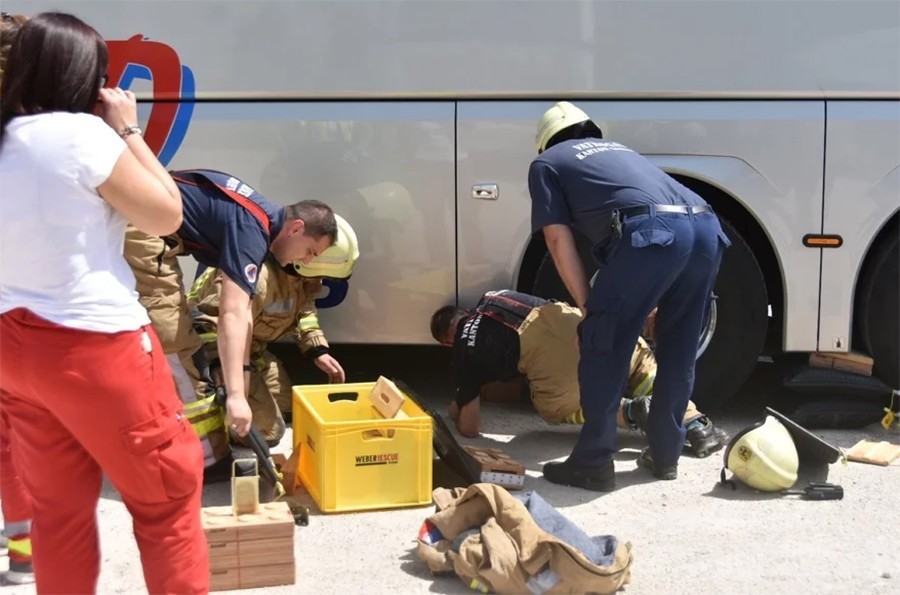 DRAMA U SARAJEVU Vatrogasci spasili migranta koji se sakrio ispod autobusa
