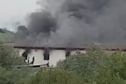 PUNE RUKE POSLA ZA LJEKARE Zbog požara u prihvatnom centru u bolnicu primljeno 19 migranata