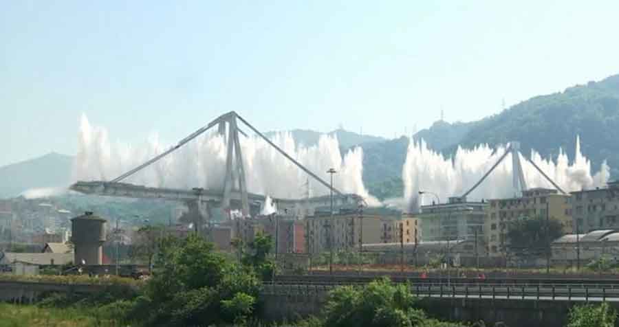 ZA NEKOLIKO SEKUNDI POSTAO ISTORIJA U spektakularnoj eksploziji srušen most u Đenovi (VIDEO)