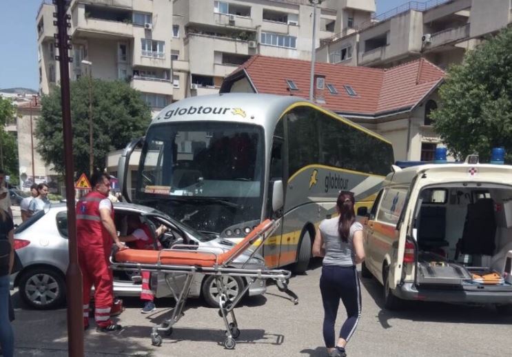 UDES U MOSTARU Jedna osoba povrijeđena u sudaru automobila i autobusa